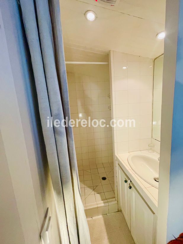 Photo 12 : SALLEDEBAIN d'une maison situ&eacute;e &agrave; Loix, &icirc;le de R&eacute;.