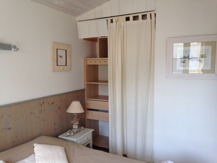 Photo 32 : CHAMBRE d'une maison située à Le Bois-Plage, île de Ré.