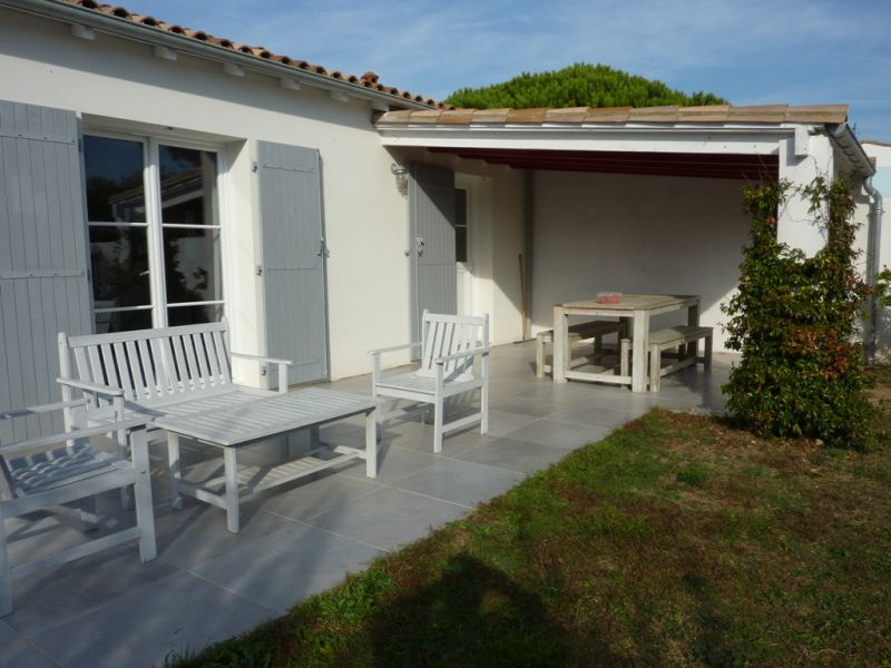 Photo 4 : TERRASSE d'une maison située à Loix, île de Ré.