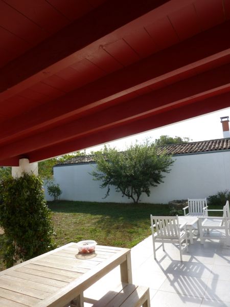 Photo 14 : TERRASSE d'une maison située à Loix, île de Ré.