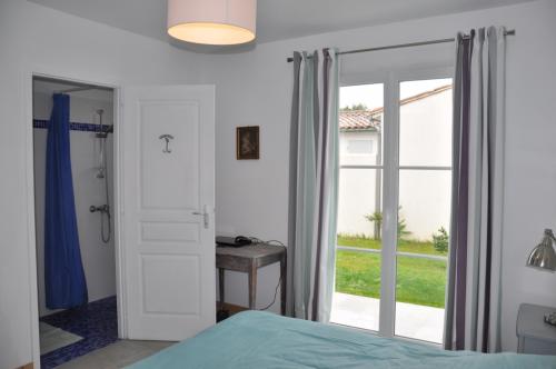 Photo 8 : CHAMBRE d'une maison située à Loix, île de Ré.