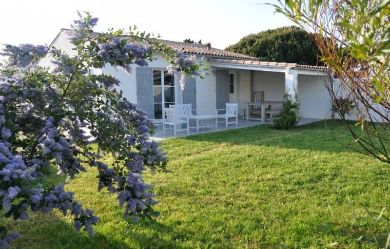 Photo 1 : JARDIN d'une maison située à Loix, île de Ré.