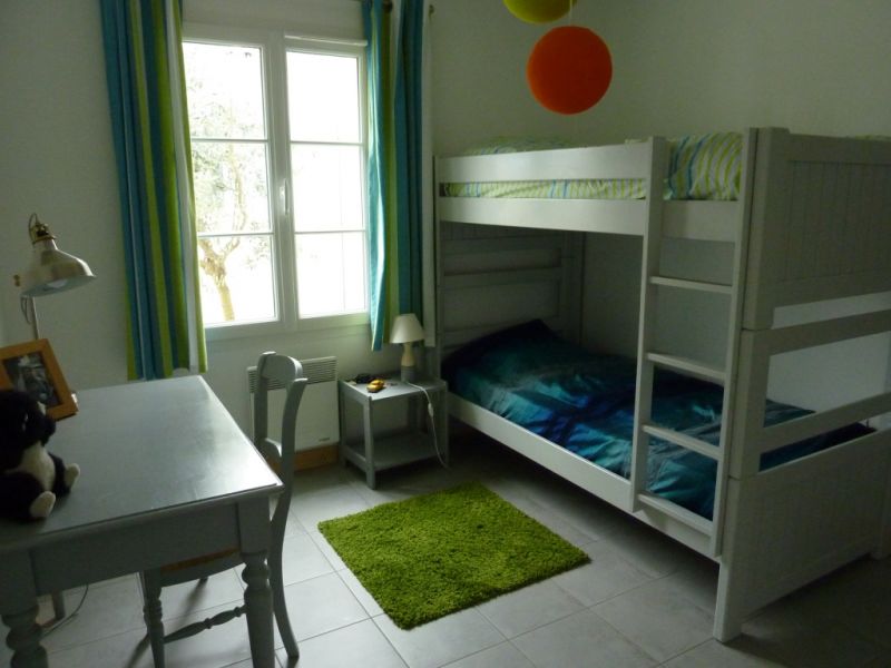 Photo 9 : CHAMBRE d'une maison située à Loix, île de Ré.