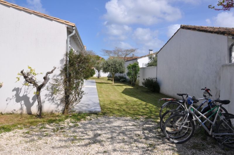 Photo 15 : JARDIN d'une maison située à Loix, île de Ré.