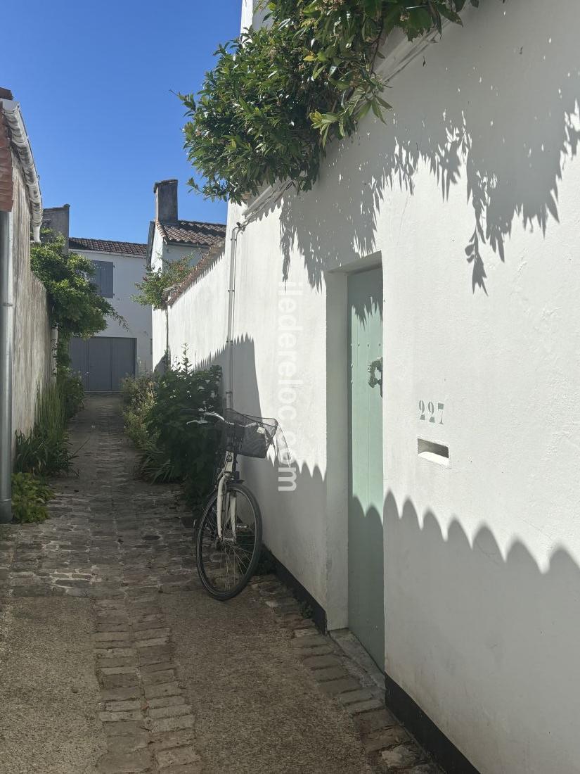 Photo 20 : EXTERIEUR d'une maison située à Le Bois-Plage-en-Ré, île de Ré.