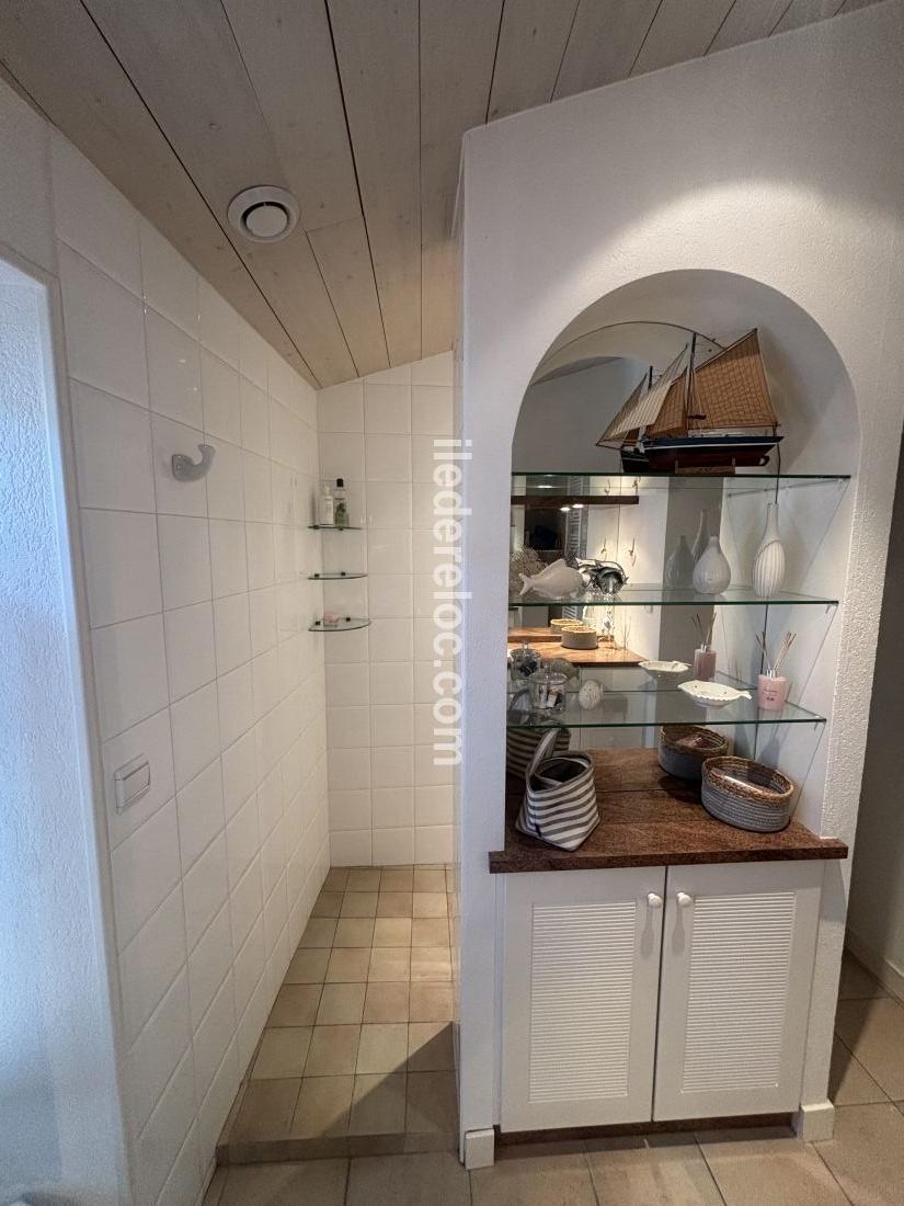 Photo 10 : SALLEDEBAIN d'une maison située à Le Bois-Plage-en-Ré, île de Ré.