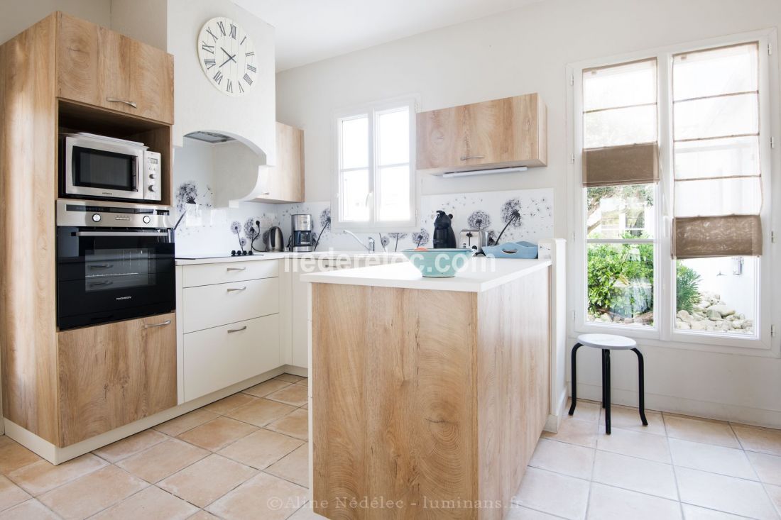 Photo 6 : CUISINE d'une maison située à Le Bois-Plage-en-Ré, île de Ré.