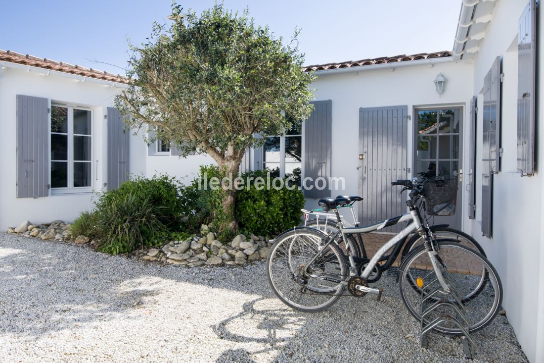 Photo 5 : JARDIN d'une maison située à Le Bois-Plage-en-Ré, île de Ré.