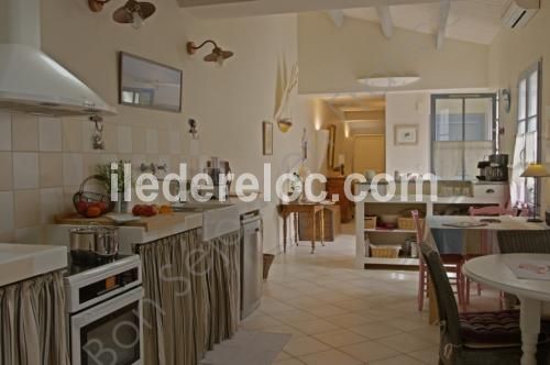 Photo 4 : CUISINE d'une maison située à La Flotte-en-Ré, île de Ré.