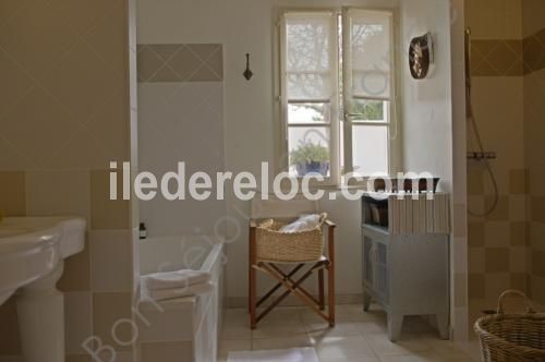 Photo 7 : SALLEDEBAIN d'une maison située à La Flotte-en-Ré, île de Ré.