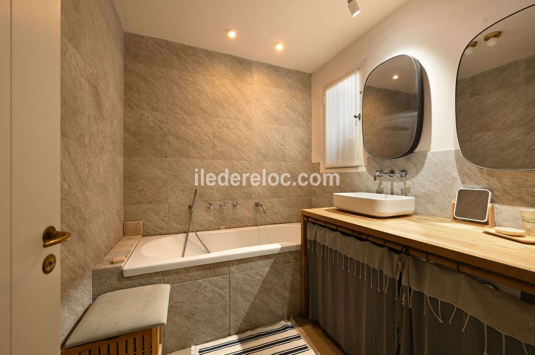 Photo 16 : SALLEDEBAIN d'une maison située à Les Portes-en-Ré, île de Ré.