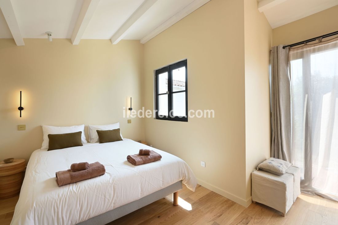 Photo 10 : CHAMBRE d'une maison située à Les Portes-en-Ré, île de Ré.