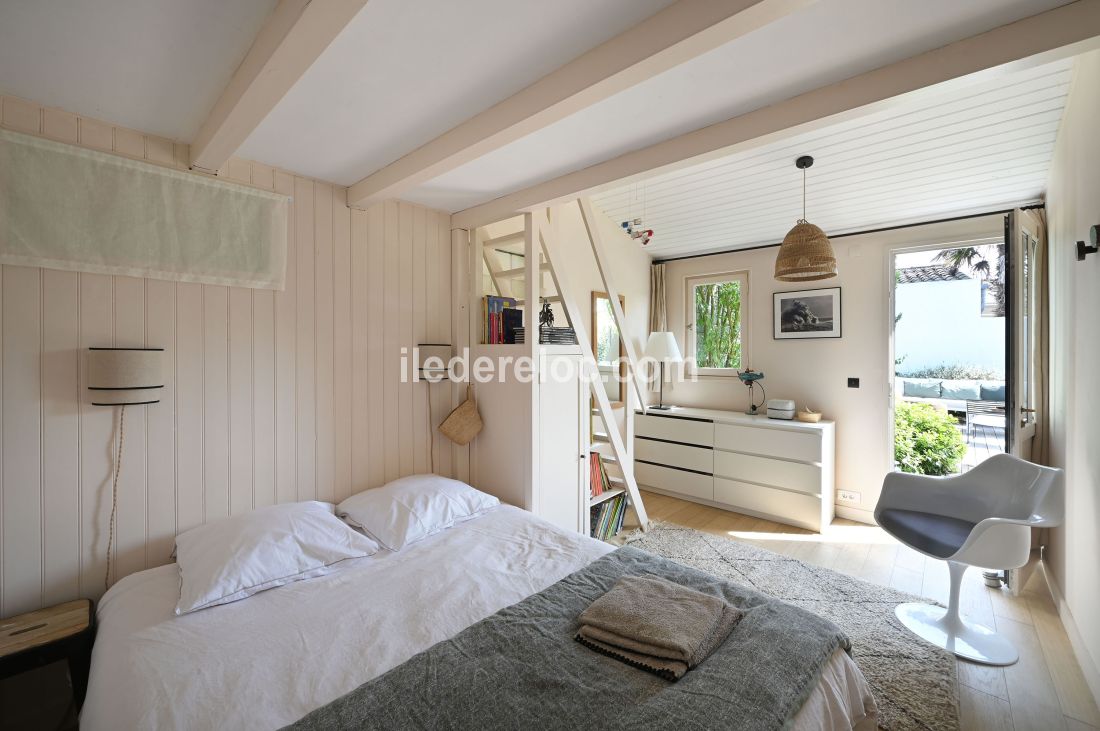 Photo 19 : CHAMBRE d'une maison située à Les Portes-en-Ré, île de Ré.