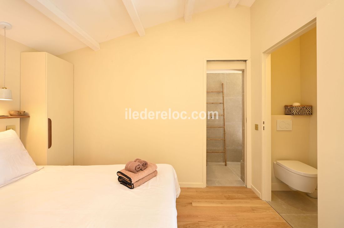 Photo 12 : CHAMBRE d'une maison située à Les Portes-en-Ré, île de Ré.