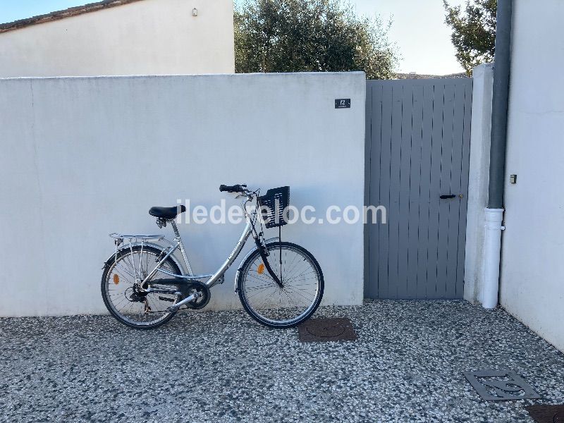 Photo 22 : ENTREE d'une maison située à Saint-Martin-de-Ré, île de Ré.