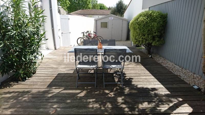 Photo 2 : TERRASSE d'une maison située à Saint-Martin-de-Ré, île de Ré.