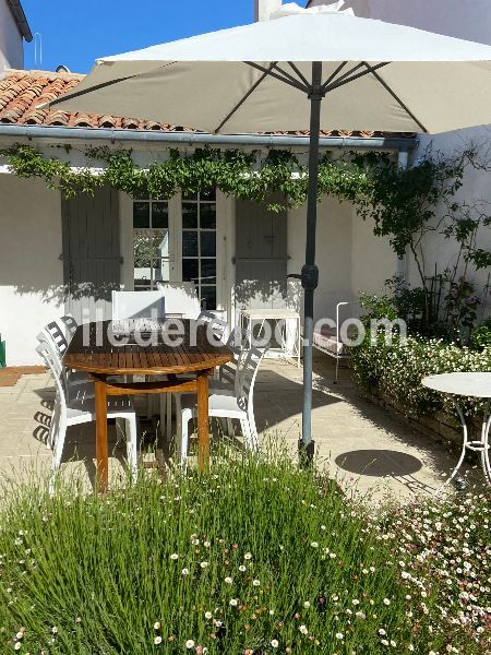 Photo 4 : TERRASSE d'une maison située à Le Bois-Plage-en-Ré, île de Ré.