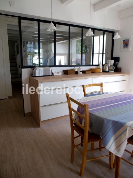 Photo 15 : CUISINE d'une maison située à Le Bois-Plage-en-Ré, île de Ré.