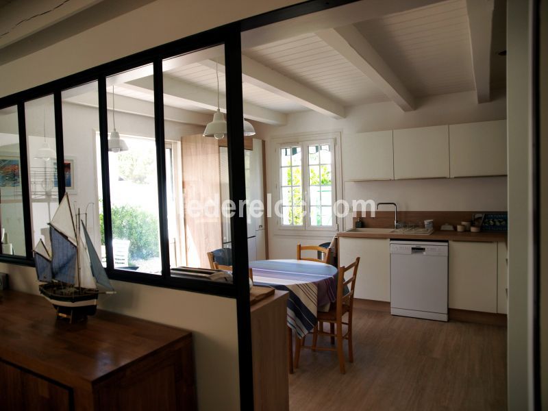 Photo 16 : CUISINE d'une maison située à Le Bois-Plage-en-Ré, île de Ré.