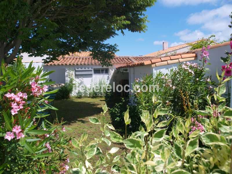 Photo 34 : JARDIN d'une maison située à Le Bois-Plage-en-Ré, île de Ré.