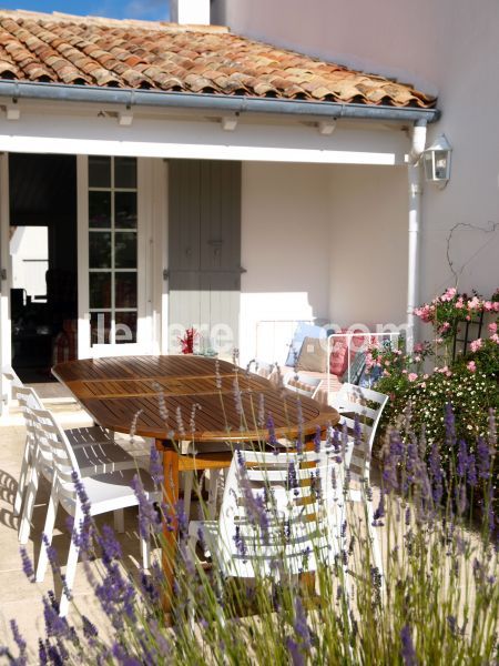 Photo 18 : TERRASSE d'une maison située à Le Bois-Plage-en-Ré, île de Ré.