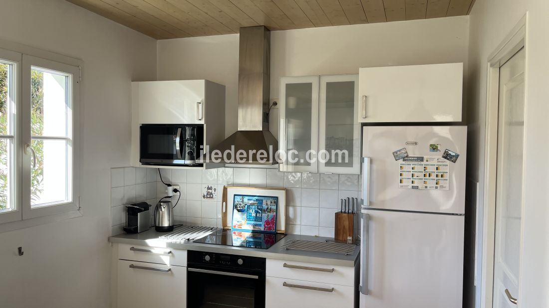 Photo 16 : CUISINE d'une maison situ&eacute;e &agrave; Le Bois-Plage-en-R&eacute;, &icirc;le de R&eacute;.