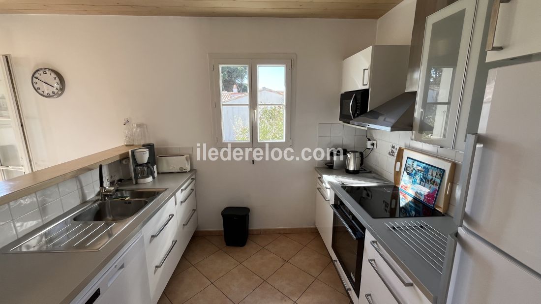 Photo 15 : CUISINE d'une maison situ&eacute;e &agrave; Le Bois-Plage-en-R&eacute;, &icirc;le de R&eacute;.