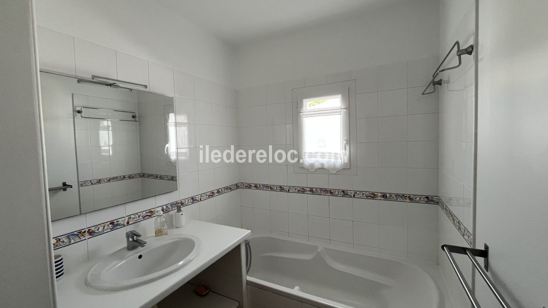 Photo 25 : SALLEDEBAIN d'une maison situ&eacute;e &agrave; Le Bois-Plage-en-R&eacute;, &icirc;le de R&eacute;.