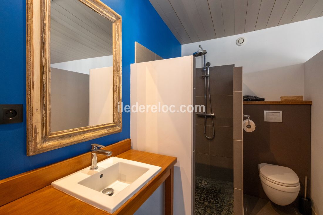 Photo 8 : SALLEDEBAIN d'une maison situ&eacute;e &agrave; La Flotte-en-R&eacute;, &icirc;le de R&eacute;.