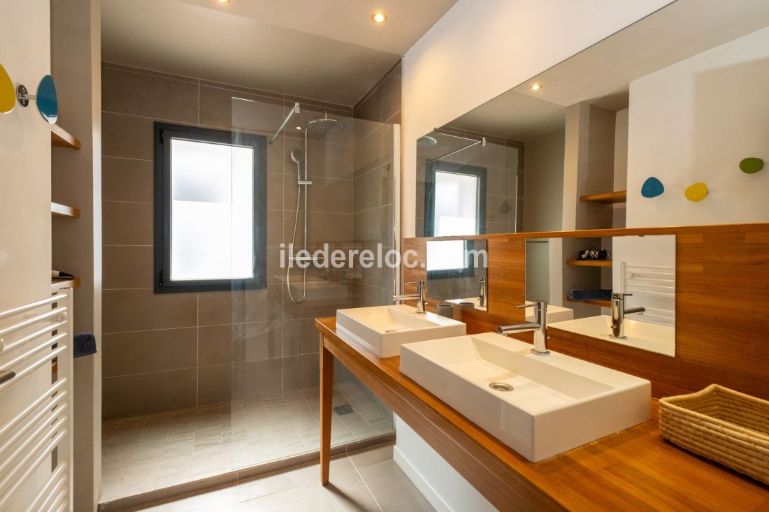 Photo 13 : SALLEDEBAIN d'une maison situ&eacute;e &agrave; La Flotte-en-R&eacute;, &icirc;le de R&eacute;.