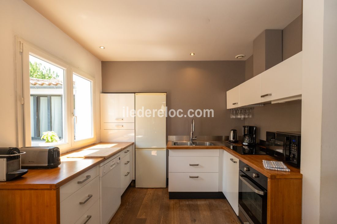 Photo 5 : CUISINE d'une maison situ&eacute;e &agrave; La Flotte-en-R&eacute;, &icirc;le de R&eacute;.