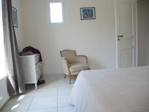 Photo 6 : CHAMBRE d'une maison située à Loix, île de Ré.