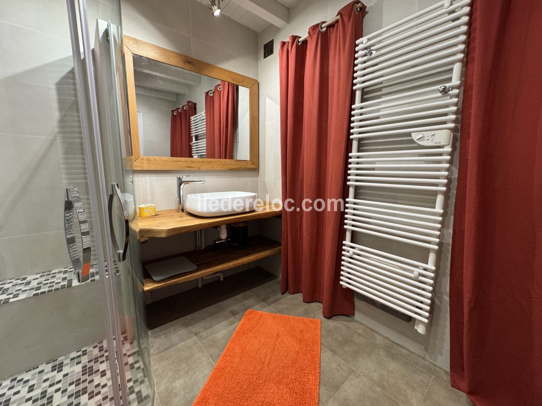 Photo 21 : SALLEDEBAIN d'une maison située à Le Bois-Plage-en-Ré, île de Ré.