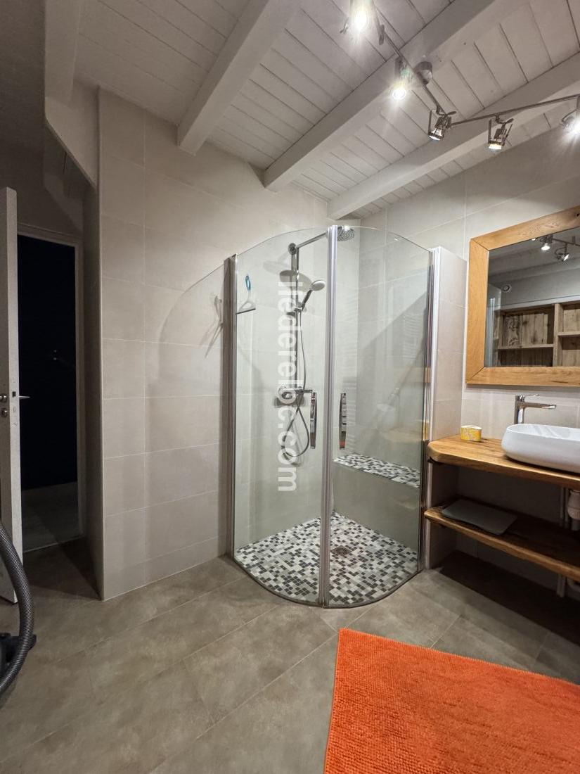 Photo 20 : SALLEDEBAIN d'une maison située à Le Bois-Plage-en-Ré, île de Ré.
