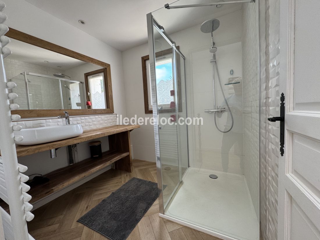 Photo 18 : SALLEDEBAIN d'une maison située à Le Bois-Plage-en-Ré, île de Ré.