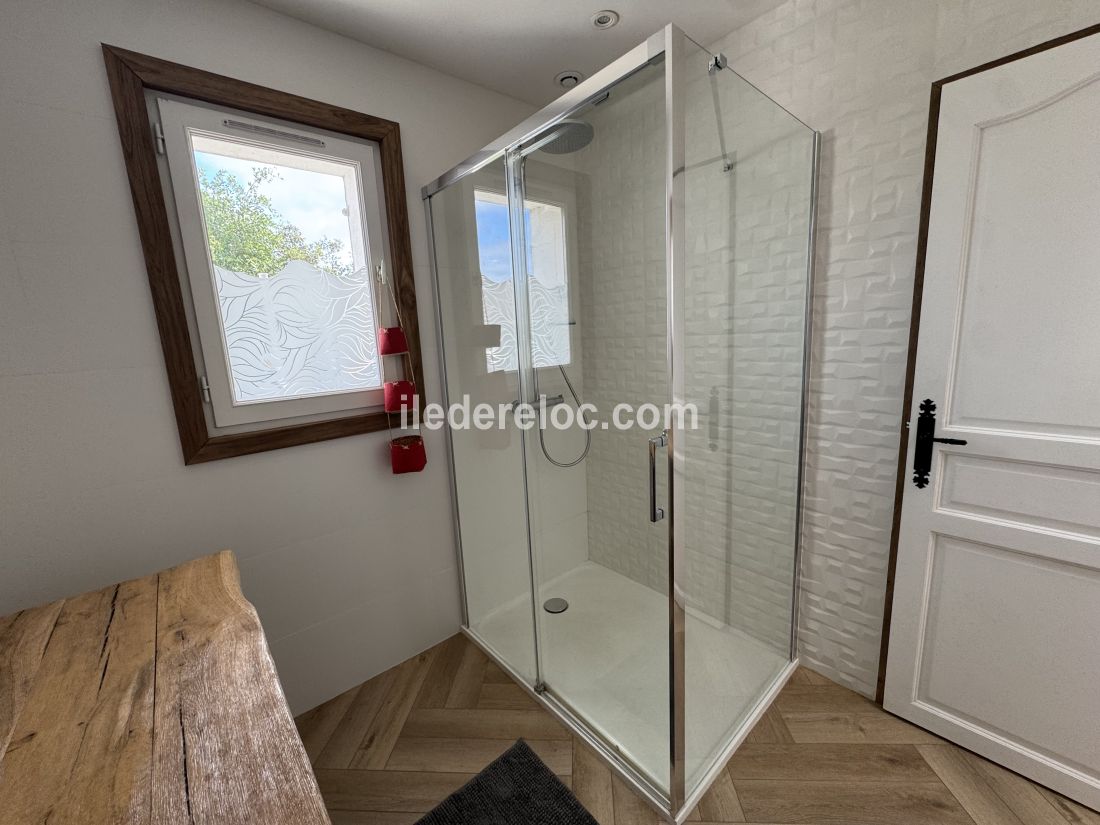 Photo 17 : SALLEDEBAIN d'une maison située à Le Bois-Plage-en-Ré, île de Ré.
