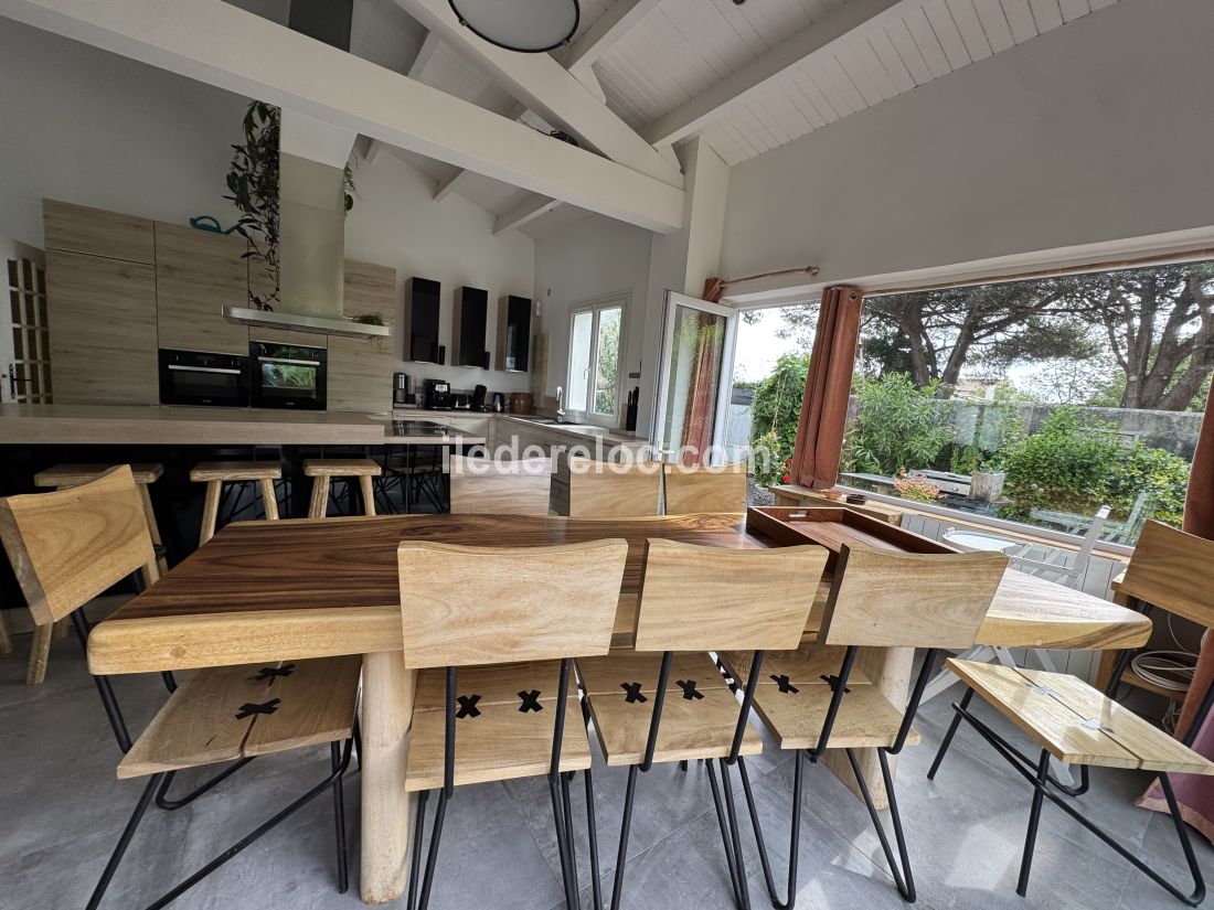 Photo 29 : CUISINE d'une maison située à Le Bois-Plage-en-Ré, île de Ré.