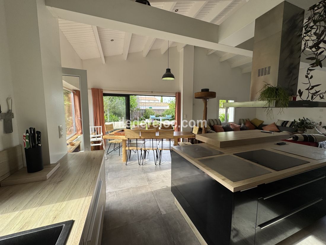 Photo 30 : CUISINE d'une maison située à Le Bois-Plage-en-Ré, île de Ré.
