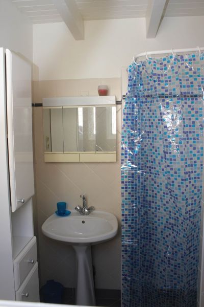 Photo 12 : SALLEDEBAIN d'une maison située à Rivedoux-Plage, île de Ré.