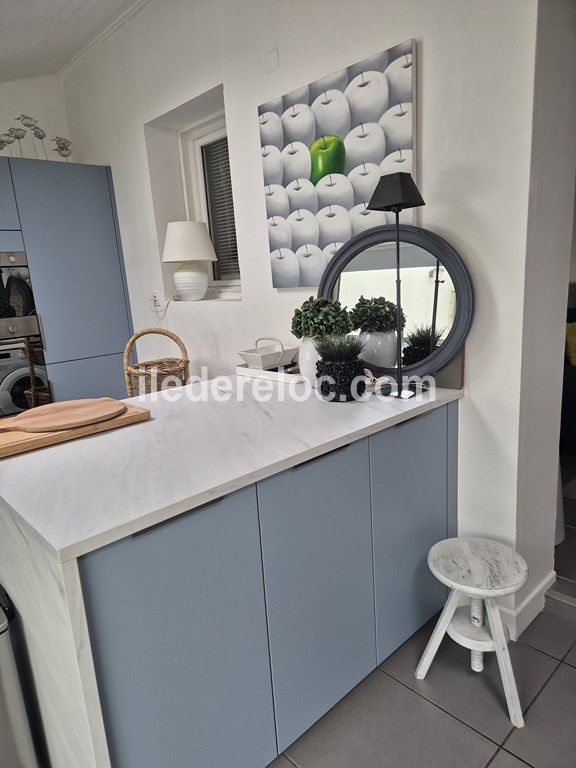 Photo 16 : CUISINE d'une maison situ&eacute;e &agrave; La Flotte-en-R&eacute;, &icirc;le de R&eacute;.