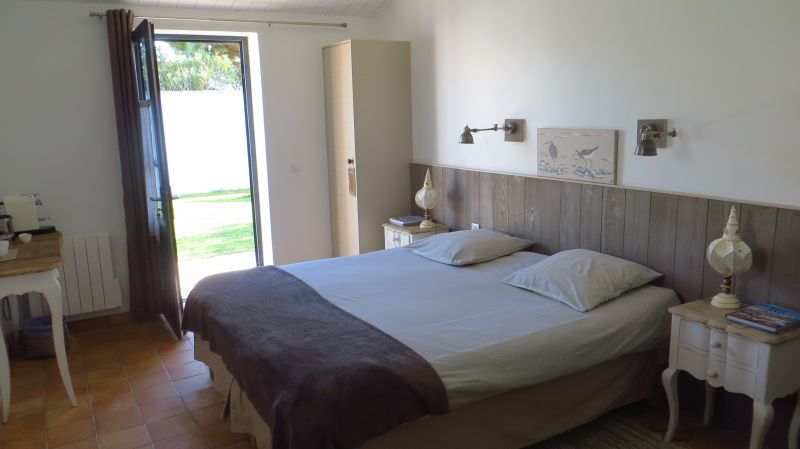 Photo 11 : CHAMBRE d'une maison située à La Couarde-sur-mer, île de Ré.