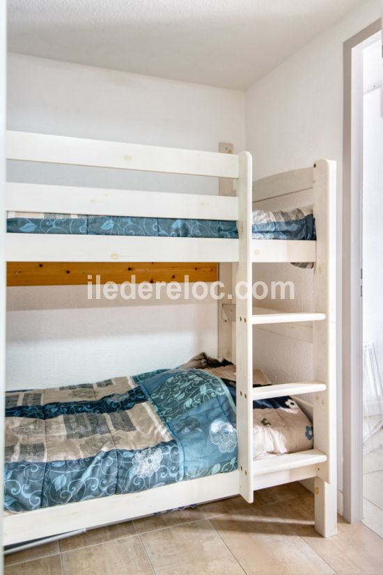 Photo 11 : CHAMBRE d'une maison situ&eacute;e &agrave; Saint-Martin-de-R&eacute;, &icirc;le de R&eacute;.