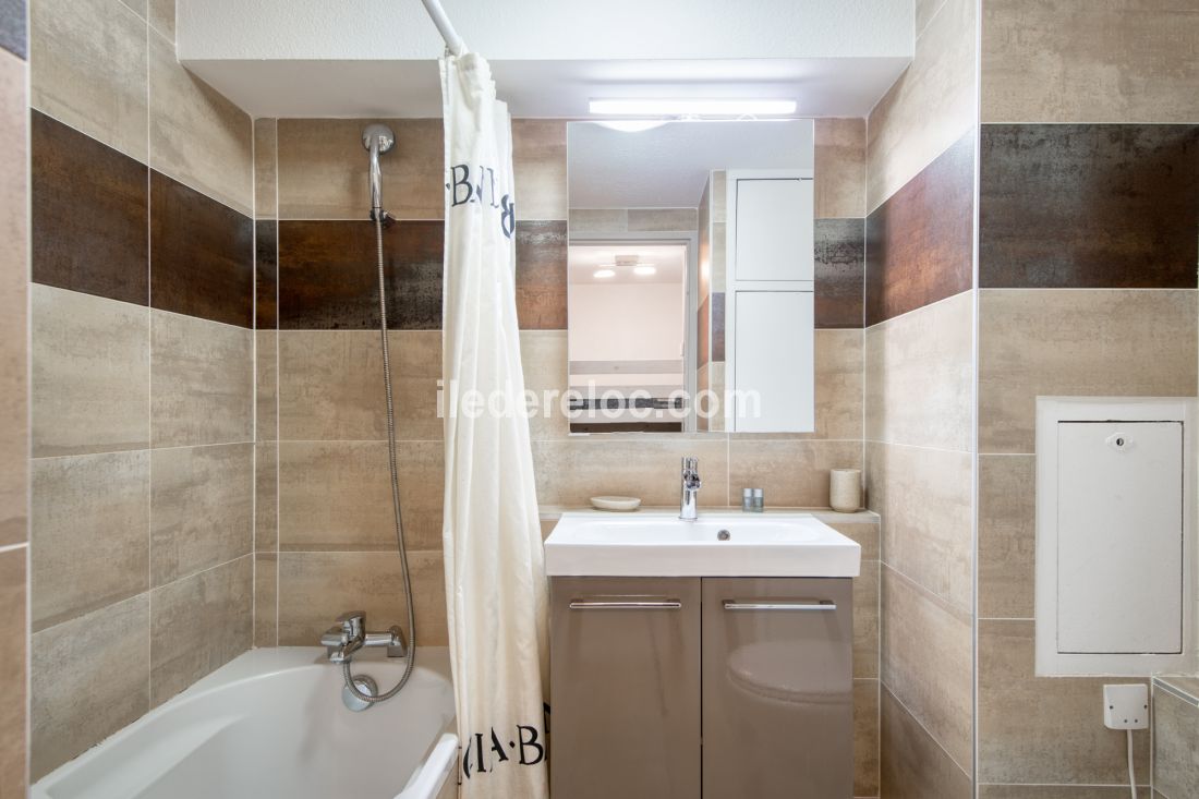 Photo 10 : SALLEDEBAIN d'une maison situ&eacute;e &agrave; Saint-Martin-de-R&eacute;, &icirc;le de R&eacute;.