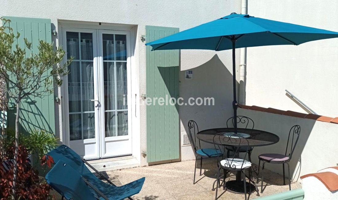 Photo 4 : TERRASSE d'une maison situ&eacute;e &agrave; Saint-Martin-de-R&eacute;, &icirc;le de R&eacute;.