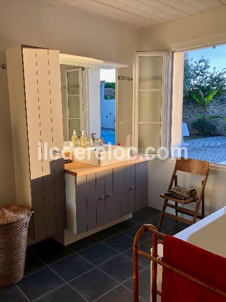 Photo 42 : SALLEDEBAIN d'une maison située à Le Bois-Plage-en-Ré, île de Ré.