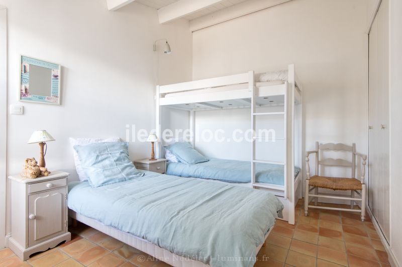 Photo 16 : CHAMBRE d'une maison située à Saint-Clément-des-Baleines, île de Ré.