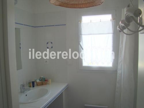 Photo 21 : SALLEDEBAIN d'une maison située à Saint-Clément-des-Baleines, île de Ré.