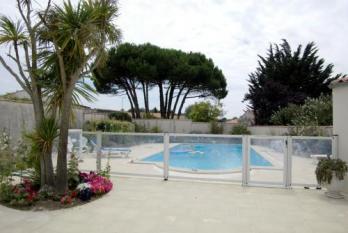 Ile de Ré:Agreable villa avec piscine au morinand