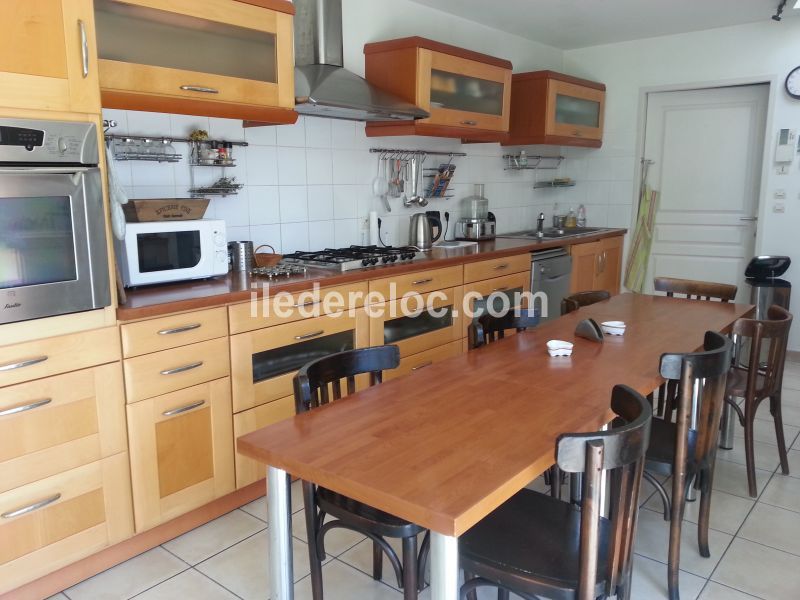 Photo 9 : CUISINE d'une maison située à Sainte-Marie-de-Ré, île de Ré.