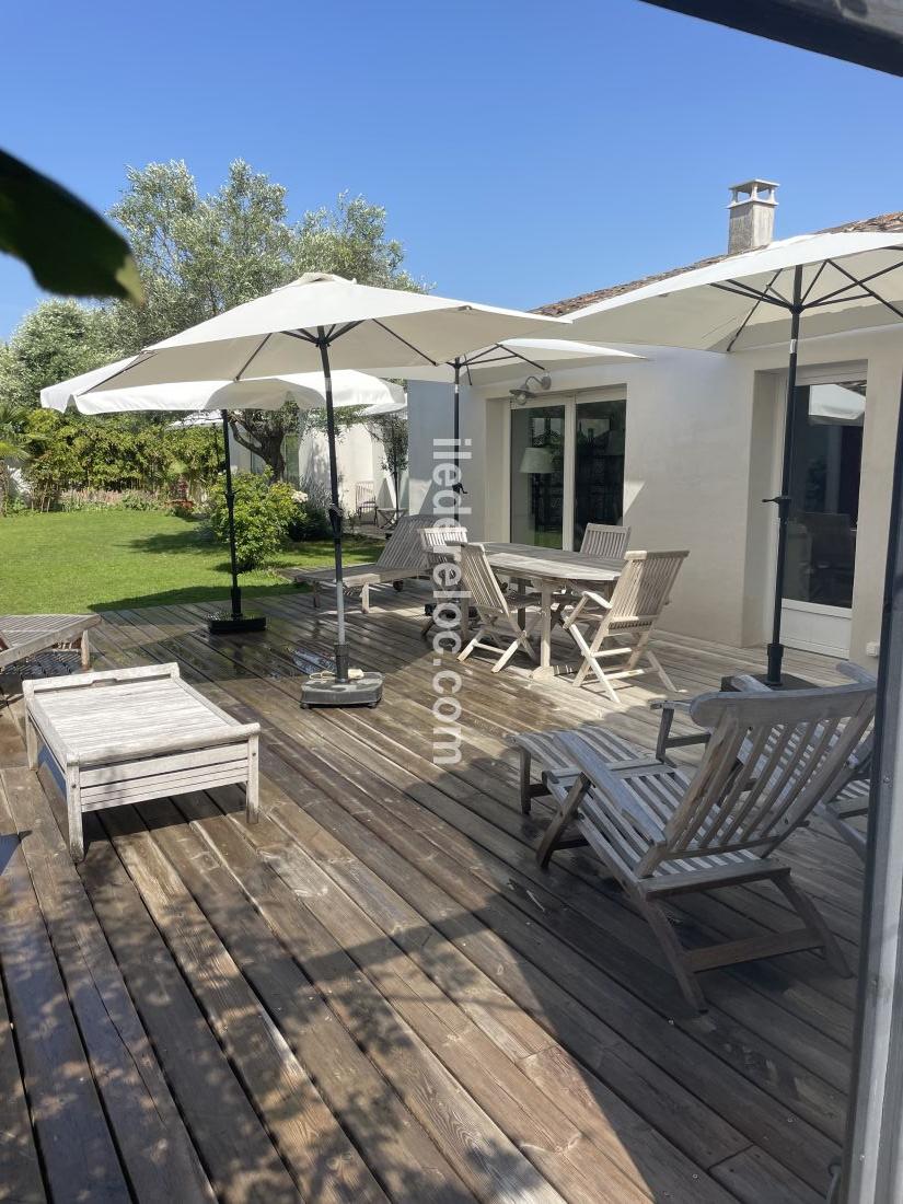 Photo 5 : TERRASSE d'une maison situ&eacute;e &agrave; Sainte-Marie-de-R&eacute;, &icirc;le de R&eacute;.